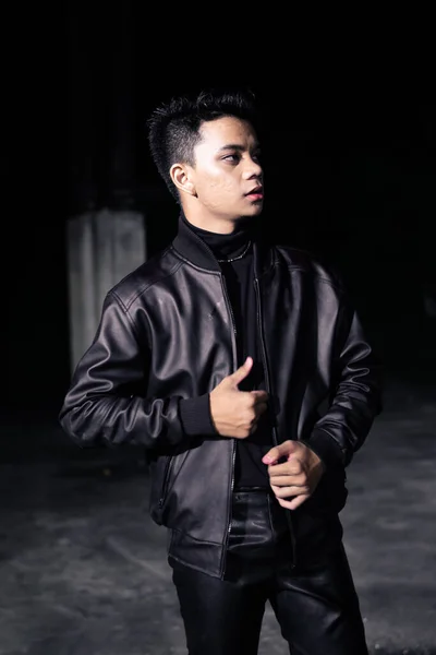 Seorang Pria Asia Mengenakan Jaket Kulit Dan Celana Hitam Dengan — Stok Foto