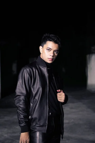 Seorang Pria Asia Mengenakan Jaket Kulit Dan Celana Hitam Dengan — Stok Foto