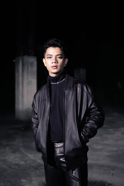 Homem Asiático Vestindo Uma Jaqueta Couro Calças Pretas Com Rosto — Fotografia de Stock