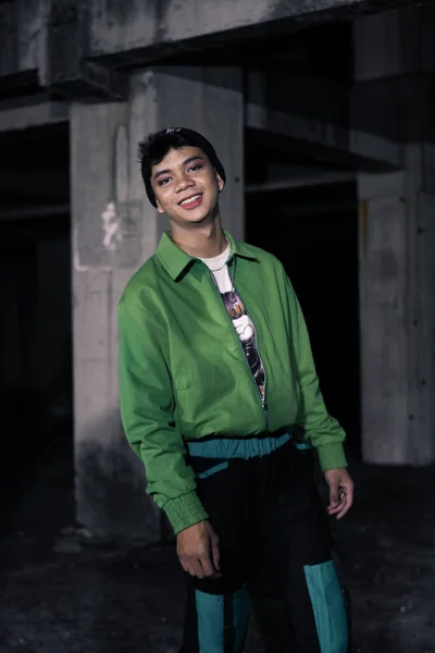 Homem Asiático Sorri Enquanto Vestindo Casaco Paraquedas Verde Calças Pretas — Fotografia de Stock
