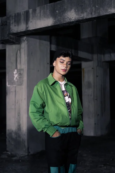 Homem Asiático Vestindo Uma Jaqueta Verde Gorro Preto Prédio Antigo — Fotografia de Stock