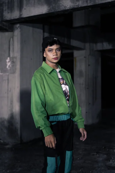 Homem Asiático Vestindo Uma Jaqueta Verde Gorro Preto Prédio Antigo — Fotografia de Stock