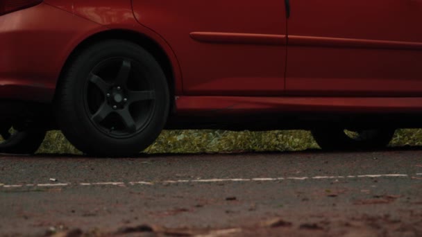 Červené Auto Zaparkované Ráno Kraji Asfaltové Silnice — Stock video