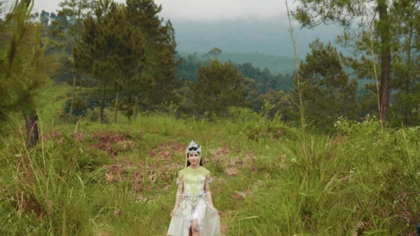 Princezna Bílých Šatech Kráčí Lese Plném Zelené Trávy Dopoledních Hodinách — Stock video