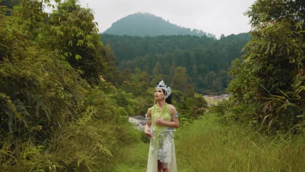Księżniczka Białej Sukience Bała Się Spacerując Samotnie Środku Lasu Rano — Wideo stockowe