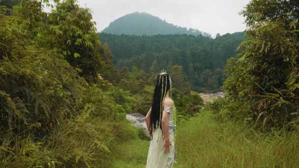 Uma Princesa Vestido Branco Estava Assustada Enquanto Caminhava Sozinha Meio — Vídeo de Stock