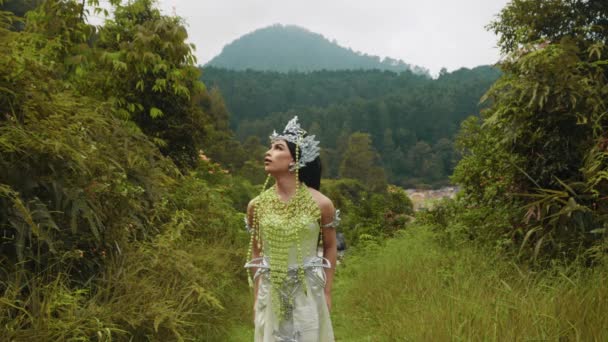 Une Princesse Robe Blanche Avait Peur Marchant Seule Milieu Forêt — Video