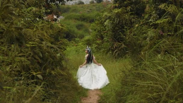 Королівська Принцеса Білій Сукні Біжить Посеред Лісу Повного Зелених Дерев — стокове відео