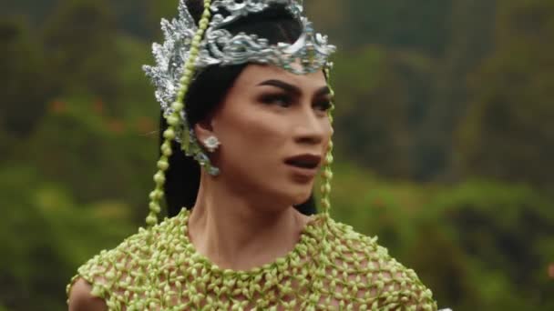 Královská Princezna Bílých Šatech Běží Uprostřed Lesa Plného Zelených Stromů — Stock video