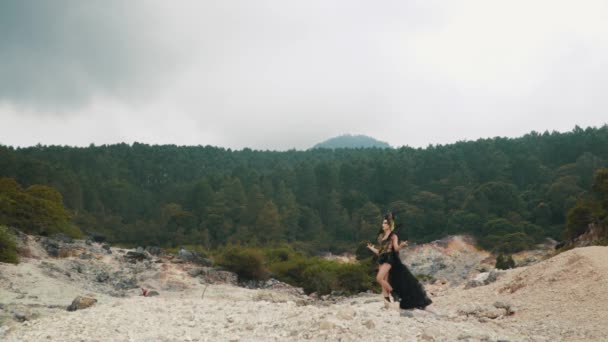 Uma Mulher Gótica Traje Preto Caminha Meio Uma Cratera Cheia — Vídeo de Stock