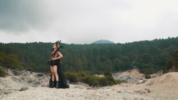Una Donna Gotica Costume Nero Passeggia Nel Mezzo Cratere Pieno — Video Stock