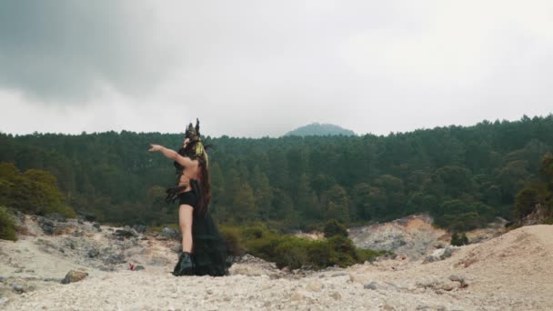 Gotycka Kobieta Czarnym Kostiumie Spaceruje Pośrodku Krateru Pełnego Kamieni Zielonego — Wideo stockowe