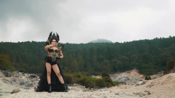 Čarodějnice Černých Šatech Koruně Pózující Děsivým Výrazem Horách Ráno — Stock video