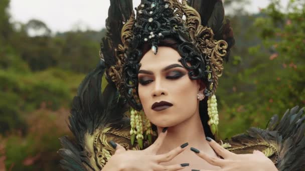Twarz Wiedźmy Noszącej Makijaż Czarną Koronę Złym Wyrazem Twarzy Lesie — Wideo stockowe