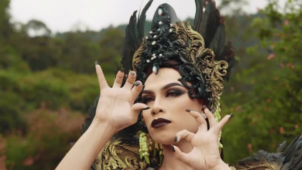 Twarz Wiedźmy Noszącej Makijaż Czarną Koronę Złym Wyrazem Twarzy Lesie — Wideo stockowe