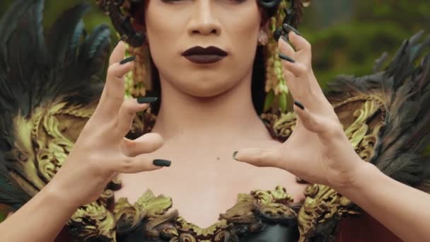 Rosto Uma Bruxa Vestindo Maquiagem Uma Coroa Preta Com Uma — Vídeo de Stock