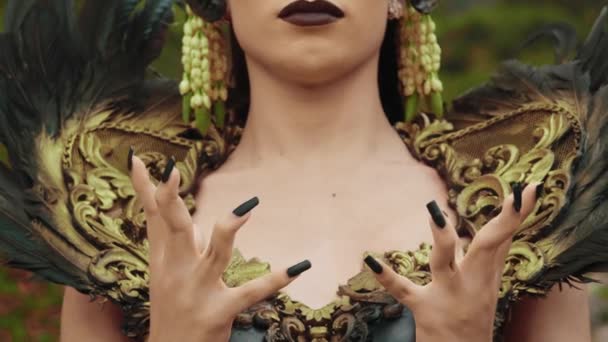 化粧をした魔女の顔と森の中の悪い表情の黒い冠 — ストック動画