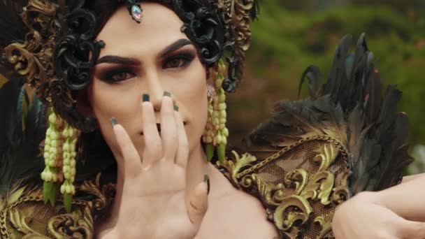 화장을 속에서 표정으로 왕관을 마녀의 — 비디오