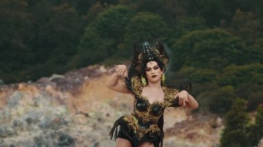 Küçük, istiflenmiş kaya yığınları veya cairnlerden oluşan bir koleksiyon jeotermal veya volkanik bir bölgenin soluk, çakıllı zemininde bulunur. Sahne, vahşi ve doğal bir ortamda ruhsal huzur, denge ve meditasyon hissi uyandırıyor..