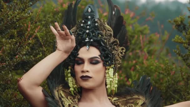 Czarownica Czarnej Sukience Skrzydłach Tańczy Przerażającym Wyrazem Twarzy Przed Zielonym — Wideo stockowe
