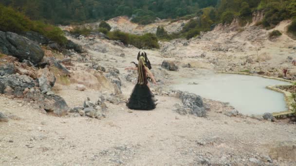 Ведьма Черном Костюме Гуляет Долине Полной Известняка Горах — стоковое видео