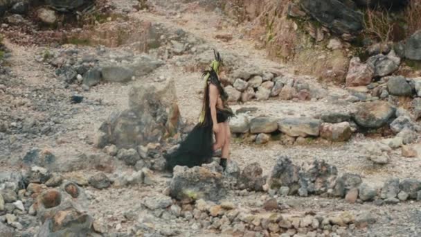 Готическая Женщина Черном Платье Идущая Горном Кратере Наполненном Камнями Течение — стоковое видео