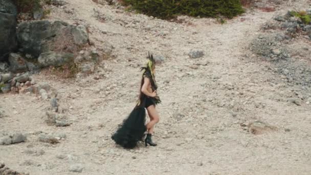 Gotycka Kobieta Czarnej Sukience Spacerująca Górskim Kraterze Wypełnionym Kamieniami Ciągu — Wideo stockowe