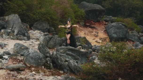 Eine Hexe Schwarzem Gewand Und Krone Tanzt Auf Einem Felsen — Stockvideo