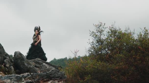 Una Bruja Con Vestido Negro Corona Baila Sobre Una Roca — Vídeo de stock