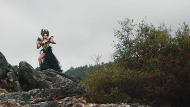 Czarownica Czarnej Sukni Tańczy Skale Górach Pełnych Zielonych Drzew — Wideo stockowe