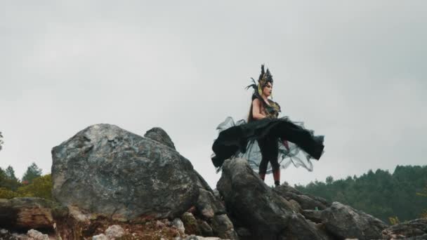 Une Sorcière Robe Noire Couronne Danse Sur Rocher Dans Une — Video