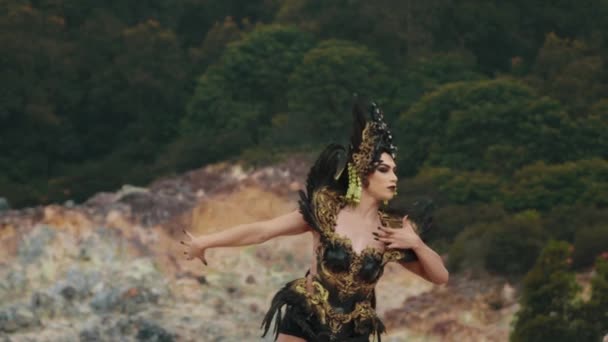 Готична Дівчина Танцює Гірській Долині Повній Зелених Дерев Валунів — стокове відео