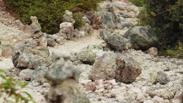 火山口上方岩石和绿树的美丽景色 — 图库视频影像