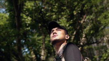 Asyalı bir adamın yüzüne yaklaşıp sabahın köründe ormanın ortasındaki dağların manzarasının tadını çıkarıyorum.