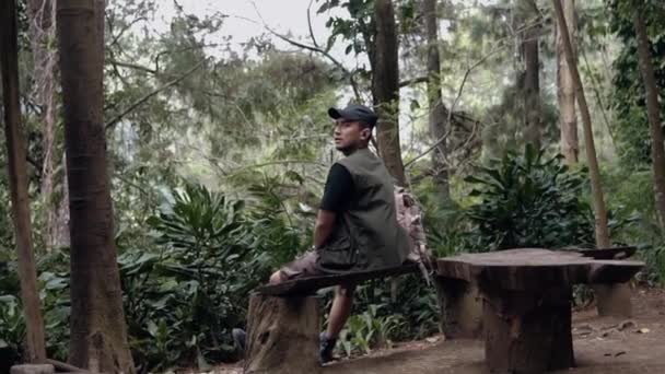 Siyah Şapkalı Asyalı Bir Adam Ormanın Ortasındaki Manzaranın Tadını Çıkarırken — Stok video