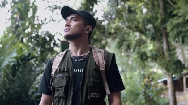 Asiatisk Man Vandrar Ensam Mitt Skogen Med Väska Ryggen Morgonen — Stockvideo
