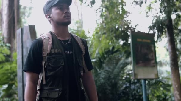 Asyalı Bir Adam Sabah Sırtında Bir Çantayla Ormanın Ortasında Tek — Stok video