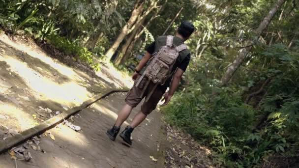 Ένας Ασιάτης Περπατάει Ένα Μονοπάτι Μέσα Ένα Δάσος Κατά Διάρκεια — Αρχείο Βίντεο