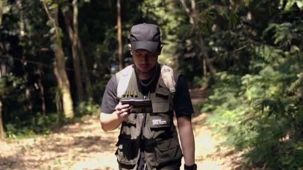 Homme Asiatique Marche Regardant Son Téléphone Intelligent Milieu Forêt Matin — Video