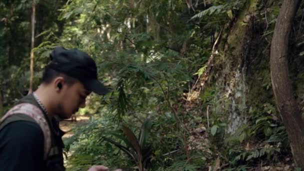 Homme Asiatique Marche Regardant Son Téléphone Intelligent Milieu Forêt Matin — Video