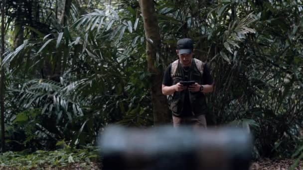Азіатський Чоловік Знайшов Коробку Скарбами Під Час Полювання Посеред Лісу — стокове відео