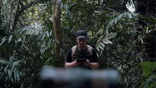 Asyalı Bir Adam Sabahın Erken Saatlerinde Ormanın Ortasında Avlanırken Bir — Stok video