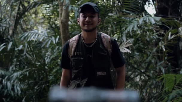 Asiatisk Mann Fant Skattekiste Midt Skogen Tidlig Morgenen – stockvideo