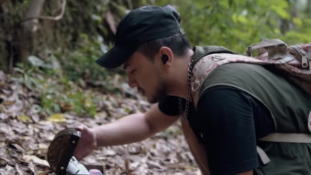 Hombre Asiático Abre Una Caja Del Tesoro Medio Bosque Temprano — Vídeos de Stock