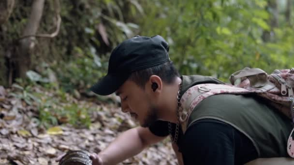 Asyalı Bir Adam Sabahın Erken Saatlerinde Bir Ormanın Ortasında Duran — Stok video