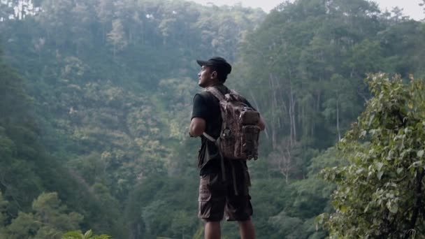 Azjata Stojący Skraju Urwiska Patrząc Piękne Naturalne Krajobrazy Lesie Ciągu — Wideo stockowe