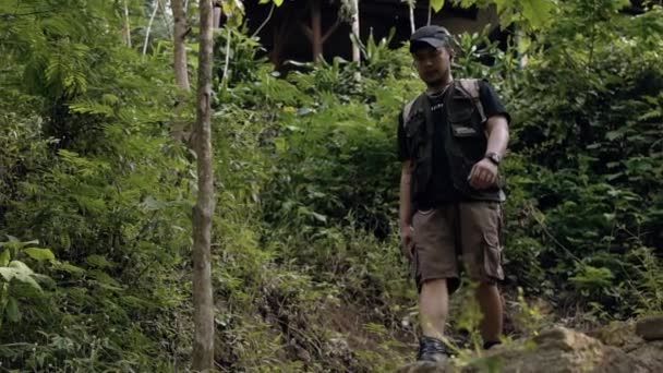 Upptäcktsresande Går Nedför Trappor Skog Full Undervegetation Medan Han Vandrar — Stockvideo
