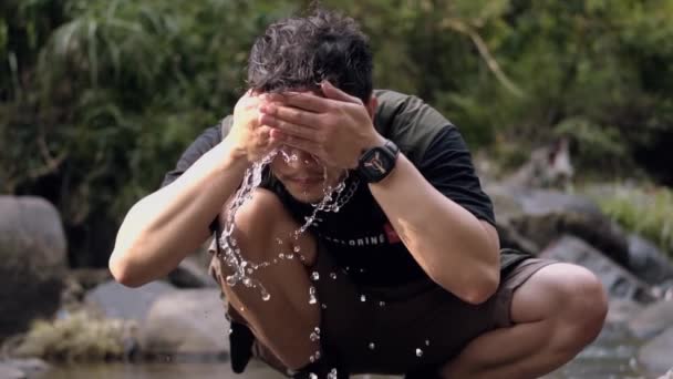 Asiatisk Man Svart Skjorta Tvättar Ansiktet Vid Floden Skog Morgonen — Stockvideo
