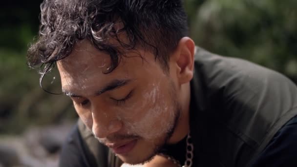 Homem Asiático Uma Camisa Preta Está Lavando Seu Rosto Pelo — Vídeo de Stock