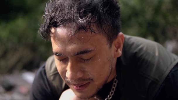 Asiatisk Man Svart Skjorta Tvättar Ansiktet Vid Floden Skog Morgonen — Stockvideo
